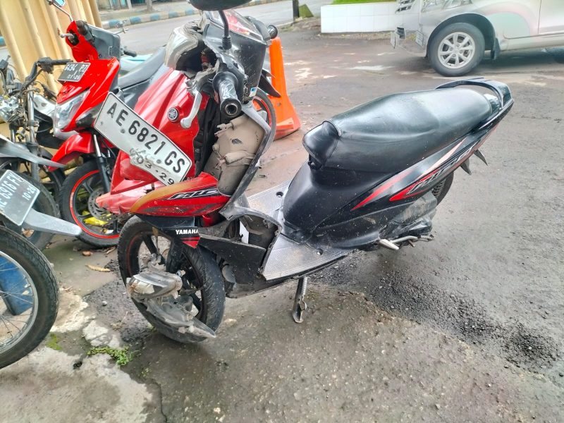 Kondisi sepeda motor korban usai terlibat kecelakaan lalu lintas. Foto : Satlantas Polres Madiun for NEUMEDIA 