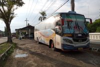 Bus yang terlibat dalam kecelakaan lalu lintas di Klitik, Kabupaten Madiun, diamankan di pos Polisi Caruban. Foto: Satlantas Polres Madiun for NEUMEDIA 