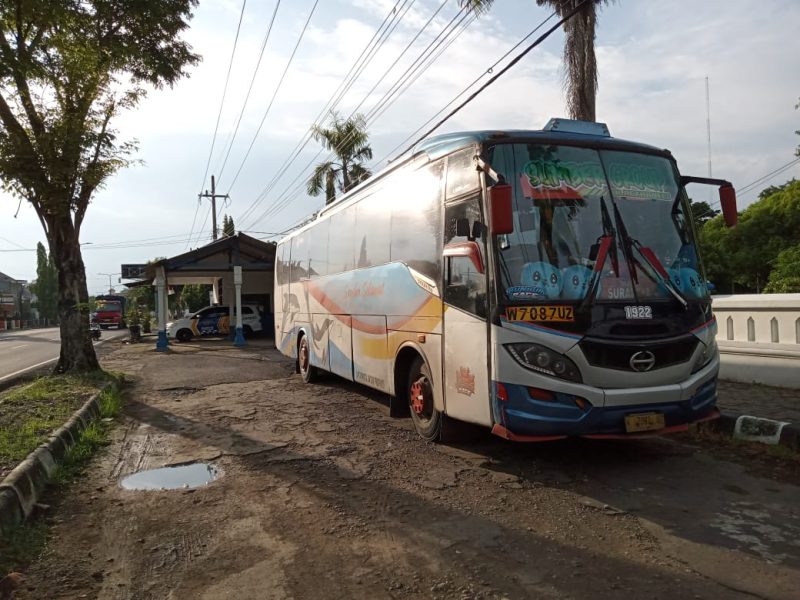 Bus yang terlibat dalam kecelakaan lalu lintas di Klitik, Kabupaten Madiun, diamankan di pos Polisi Caruban. Foto: Satlantas Polres Madiun for NEUMEDIA 
