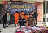 Kasat Reskrim Polres Magetan AKP Joko Santoso (berkacamata), menjelaskan bahwa para pelaku menggunakan modus merusak kunci kontak sepeda motor dengan kunci T.