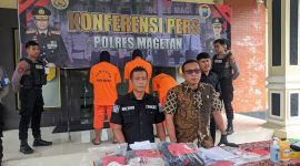 Kasat Reskrim Polres Magetan AKP Joko Santoso (berkacamata), menjelaskan bahwa para pelaku menggunakan modus merusak kunci kontak sepeda motor dengan kunci T.
