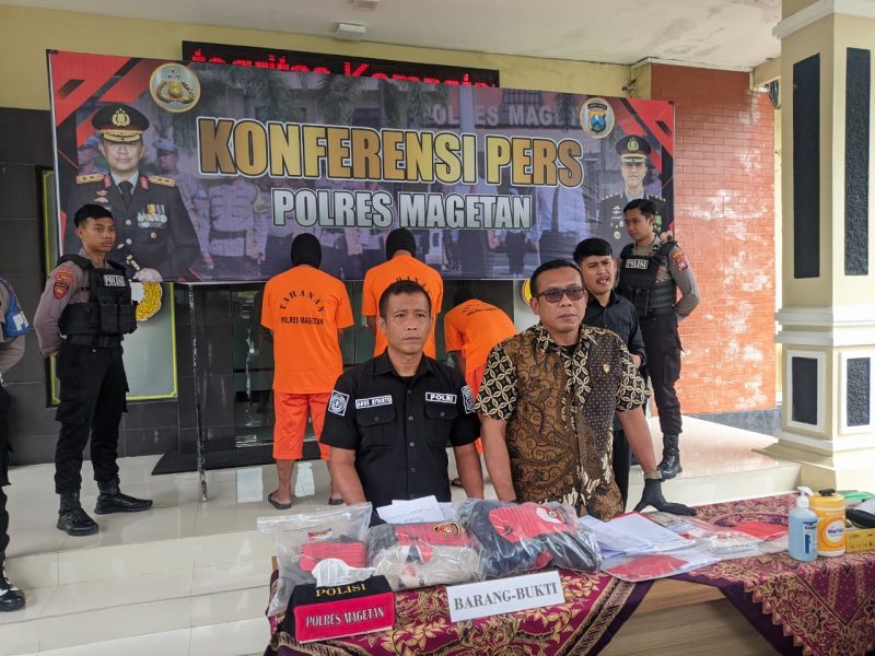 Kasat Reskrim Polres Magetan AKP Joko Santoso (berkacamata), menjelaskan bahwa para pelaku menggunakan modus merusak kunci kontak sepeda motor dengan kunci T.