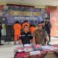 Kasat Reskrim Polres Magetan AKP Joko Santoso (berkacamata), menjelaskan bahwa para pelaku menggunakan modus merusak kunci kontak sepeda motor dengan kunci T.
