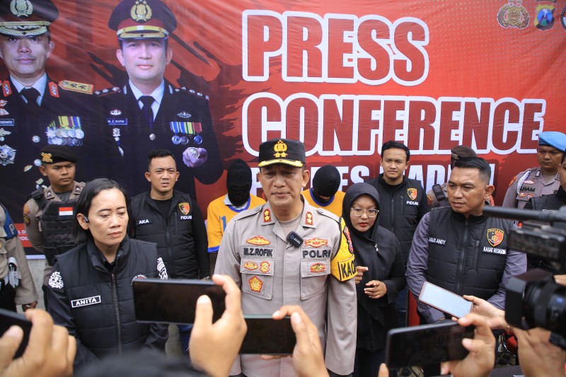 Kapolres Madiun AKBP M. Zainur Rofik memberikan keterangan kepada awak media saat press release kasus Curanmor, Selasa (28/1/2025)
