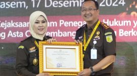 Kajari Kabupaten Madiun Oktario Hartawan Achmad menerima piagam penghargaan yang diserahkan oleh Kejati Jatim Mia Amiati. Foto : Instagram Kejari Kabupaten Madiun 