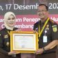 Kajari Kabupaten Madiun Oktario Hartawan Achmad menerima piagam penghargaan yang diserahkan oleh Kejati Jatim Mia Amiati. Foto : Instagram Kejari Kabupaten Madiun 