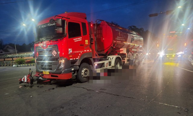 Kecelakaan truk tangki vs sepeda motor di Madiun mengakibatkan satu orang meninggal dan tiga luka-luka. Foto : Satlantas Polres Madiun for NEUMEDIA