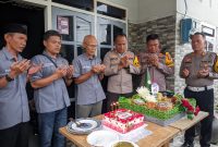 Kapolres Madiun Kota beserta jajaran berdoa bersama jurnalis sebelum potong tumpeng peringatan HPN di Sekretariat PWI Madiun Raya, Senin (10/2/2025)