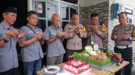 Kapolres Madiun Kota beserta jajaran berdoa bersama jurnalis sebelum potong tumpeng peringatan HPN di Sekretariat PWI Madiun Raya, Senin (10/2/2025)