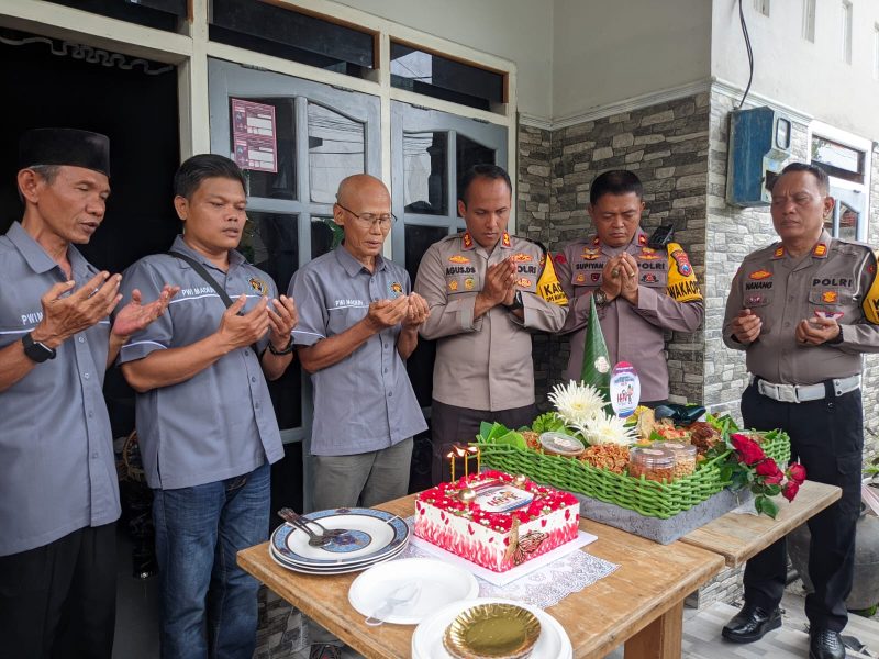 Kapolres Madiun Kota beserta jajaran berdoa bersama jurnalis sebelum potong tumpeng peringatan HPN di Sekretariat PWI Madiun Raya, Senin (10/2/2025)