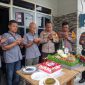 Kapolres Madiun Kota beserta jajaran berdoa bersama jurnalis sebelum potong tumpeng peringatan HPN di Sekretariat PWI Madiun Raya, Senin (10/2/2025)