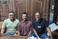 Aktivis HAM Haris Azhar (kaus hitam), Wahyu Dhita Putranto (kiri) kuasa hukum Samsuri (tengah), warga Ponorogo berencana menggugat BRI.