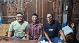 Aktivis HAM Haris Azhar (kaus hitam), Wahyu Dhita Putranto (kiri) kuasa hukum Samsuri (tengah), warga Ponorogo berencana menggugat BRI.