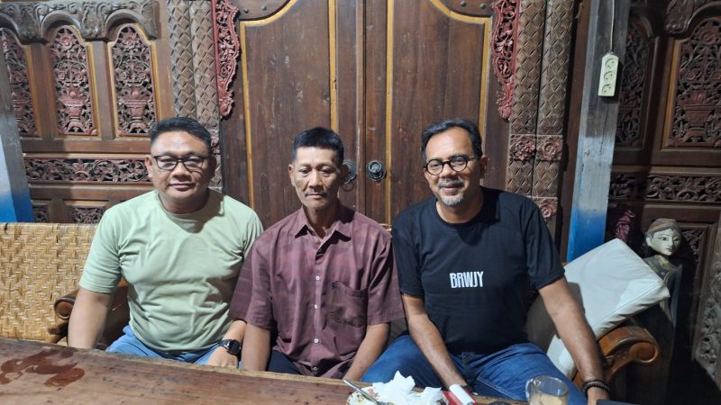Aktivis HAM Haris Azhar (kaus hitam), Wahyu Dhita Putranto (kiri) kuasa hukum Samsuri (tengah), warga Ponorogo berencana menggugat BRI.