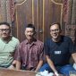 Aktivis HAM Haris Azhar (kaus hitam), Wahyu Dhita Putranto (kiri) kuasa hukum Samsuri (tengah), warga Ponorogo berencana menggugat BRI.