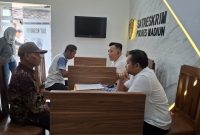 Kepala Desa Kedungrejo, Kecamatan Balerejo, Kabupaten Madiun Suyadi, didampingi kuasa hukumnya melaporkan dugaan pemerasan yang dialaminya ke Satreskrim Polres Madiun, Senin (10/2/2025). Foto : istimewa