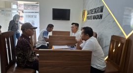 Kepala Desa Kedungrejo, Kecamatan Balerejo, Kabupaten Madiun Suyadi, didampingi kuasa hukumnya melaporkan dugaan pemerasan yang dialaminya ke Satreskrim Polres Madiun, Senin (10/2/2025). Foto : istimewa
