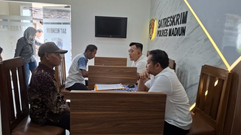 Kepala Desa Kedungrejo, Kecamatan Balerejo, Kabupaten Madiun Suyadi, didampingi kuasa hukumnya melaporkan dugaan pemerasan yang dialaminya ke Satreskrim Polres Madiun, Senin (10/2/2025). Foto : istimewa