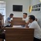 Kepala Desa Kedungrejo, Kecamatan Balerejo, Kabupaten Madiun Suyadi, didampingi kuasa hukumnya melaporkan dugaan pemerasan yang dialaminya ke Satreskrim Polres Madiun, Senin (10/2/2025). Foto : istimewa