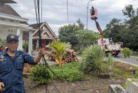 Dishub Kabupaten Madiun tertibkan kabel fiber optik ilegal yang menggantung di tiang APJ KPBU. 