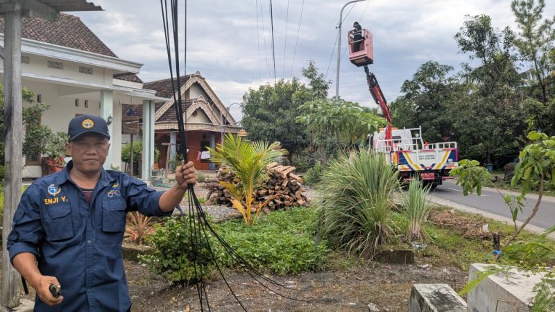 Dishub Kabupaten Madiun tertibkan kabel fiber optik ilegal yang menggantung di tiang APJ KPBU. 