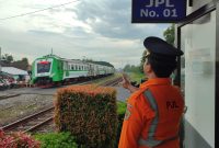 PT KAI pastikan tidak ada penghentian layanan maupun pengurangan personel penjaga perlintasan sebidang. Foto: Humas KAI Daop 7 Madiun 
