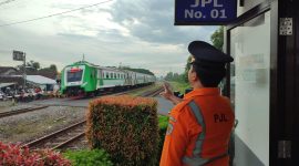 PT KAI pastikan tidak ada penghentian layanan maupun pengurangan personel penjaga perlintasan sebidang. Foto: Humas KAI Daop 7 Madiun 
