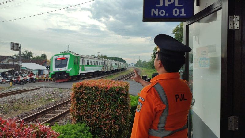 PT KAI pastikan tidak ada penghentian layanan maupun pengurangan personel penjaga perlintasan sebidang. Foto: Humas KAI Daop 7 Madiun 