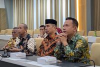 Bupati dan Wakil Bupati Madiun terpilih, Hari Wuryanto (dua dari kanan) dan dr. Purnomo Hadi (paling kanan) mengikuti arahan Wamendagri via Zoom Meeting. Foto: istimewa