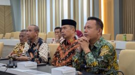 Bupati dan Wakil Bupati Madiun terpilih, Hari Wuryanto (dua dari kanan) dan dr. Purnomo Hadi (paling kanan) mengikuti arahan Wamendagri via Zoom Meeting. Foto: istimewa