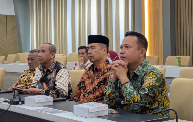 Bupati dan Wakil Bupati Madiun terpilih, Hari Wuryanto (dua dari kanan) dan dr. Purnomo Hadi (paling kanan) mengikuti arahan Wamendagri via Zoom Meeting. Foto: istimewa