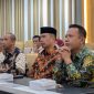 Bupati dan Wakil Bupati Madiun terpilih, Hari Wuryanto (dua dari kanan) dan dr. Purnomo Hadi (paling kanan) mengikuti arahan Wamendagri via Zoom Meeting. Foto: istimewa