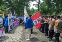 Unjuk rasa Formad Raya (Forum Mahasiswa Madiun Raya) di gedung DPRD Kabupaten Madiun, Kamis (20/2/2025)