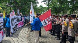 Unjuk rasa Formad Raya (Forum Mahasiswa Madiun Raya) di gedung DPRD Kabupaten Madiun, Kamis (20/2/2025)