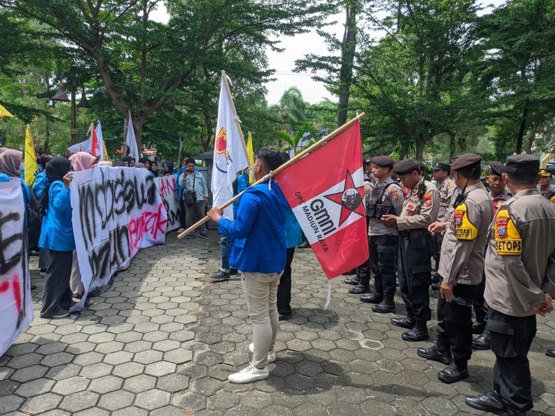 Unjuk rasa Formad Raya (Forum Mahasiswa Madiun Raya) di gedung DPRD Kabupaten Madiun, Kamis (20/2/2025)