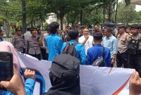 Anggota DPRD Kabupaten Madiun temui mahasiswa yang berunjuk rasa, Kamis (20/2/2025).