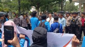 Anggota DPRD Kabupaten Madiun temui mahasiswa yang berunjuk rasa, Kamis (20/2/2025).