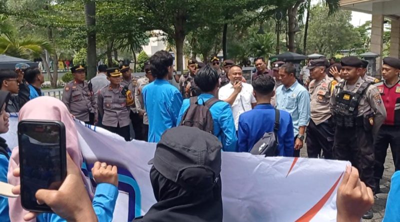 Anggota DPRD Kabupaten Madiun temui mahasiswa yang berunjuk rasa, Kamis (20/2/2025).