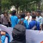 Anggota DPRD Kabupaten Madiun temui mahasiswa yang berunjuk rasa, Kamis (20/2/2025).