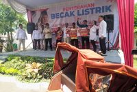 Prosesi penyerahan becak listrik di Desa Sidorejo, Kecamatan Kebonsari, Kabupaten Madiun (22/2/2025)