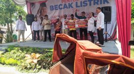 Prosesi penyerahan becak listrik di Desa Sidorejo, Kecamatan Kebonsari, Kabupaten Madiun (22/2/2025)