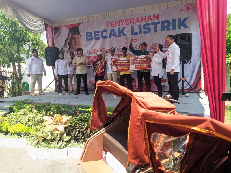 Prosesi penyerahan becak listrik di Desa Sidorejo, Kecamatan Kebonsari, Kabupaten Madiun (22/2/2025)