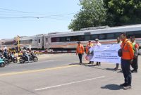 PT KAI Daop 7 Madiun sosialisasikan keselamatan pengendara saat melintas di perlintasan sebidang KA. Foto : Humas KAI Daop 7 Madiun 