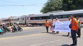PT KAI Daop 7 Madiun sosialisasikan keselamatan pengendara saat melintas di perlintasan sebidang KA. Foto : Humas KAI Daop 7 Madiun 