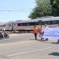 PT KAI Daop 7 Madiun sosialisasikan keselamatan pengendara saat melintas di perlintasan sebidang KA. Foto : Humas KAI Daop 7 Madiun 