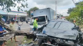 Kondisi dua kendaraan yang terlibat lakalantas di jl. Raya Madiun-Ponorogo rusak parah. Foto: Satlantas Polres Madiun 