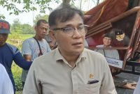 Kepala Badan Percepatan Pengentasan Kemiskinan (BP Taskin) Budiman Sudjatmiko saat penyerahan becak listrik di Desa Sidorejo, Kecamatan Kebonsari, Kabupaten Madiun, Sabtu (22/2/2025)