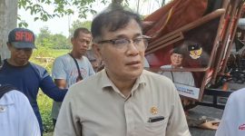 Kepala Badan Percepatan Pengentasan Kemiskinan (BP Taskin) Budiman Sudjatmiko saat penyerahan becak listrik di Desa Sidorejo, Kecamatan Kebonsari, Kabupaten Madiun, Sabtu (22/2/2025)