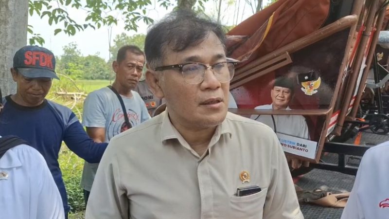 Kepala Badan Percepatan Pengentasan Kemiskinan (BP Taskin) Budiman Sudjatmiko saat penyerahan becak listrik di Desa Sidorejo, Kecamatan Kebonsari, Kabupaten Madiun, Sabtu (22/2/2025)