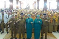 Bupati Madiun Hari Wuryanto dan Wabup dr. Purnomo Hadi berfoto bersama segenap ASN Pemkab Madiun usai apel perdana di Pendopo Ronggo Djoemeno, Senin (3/3/2025) pagi.